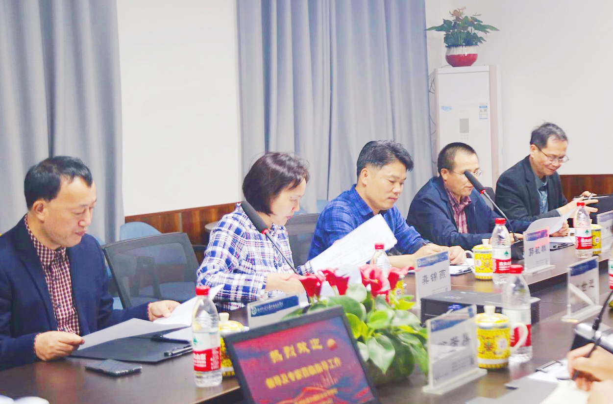 市教育局一行五人來我校開展規(guī)范辦學(xué)行為專項督查