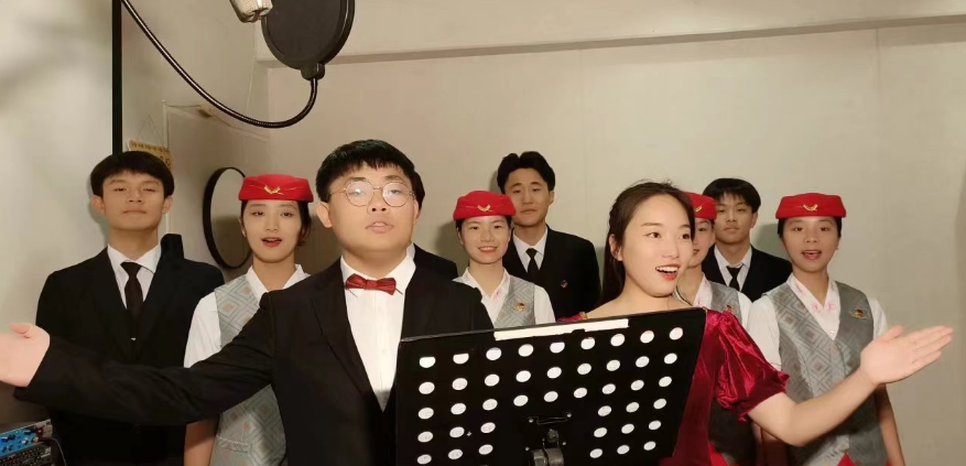 我校原創歌曲《勛章》在株軌唱響